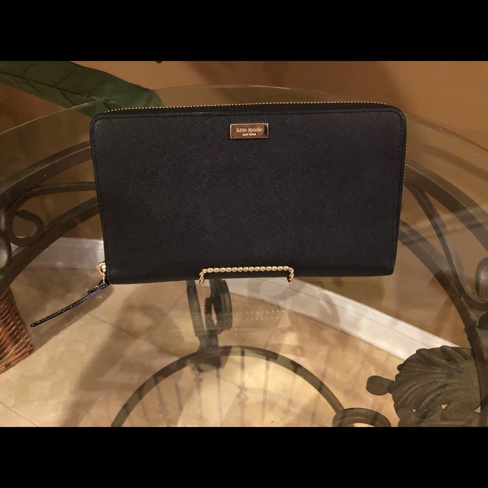 KATE SPADE Wallet. Zips/Larger size